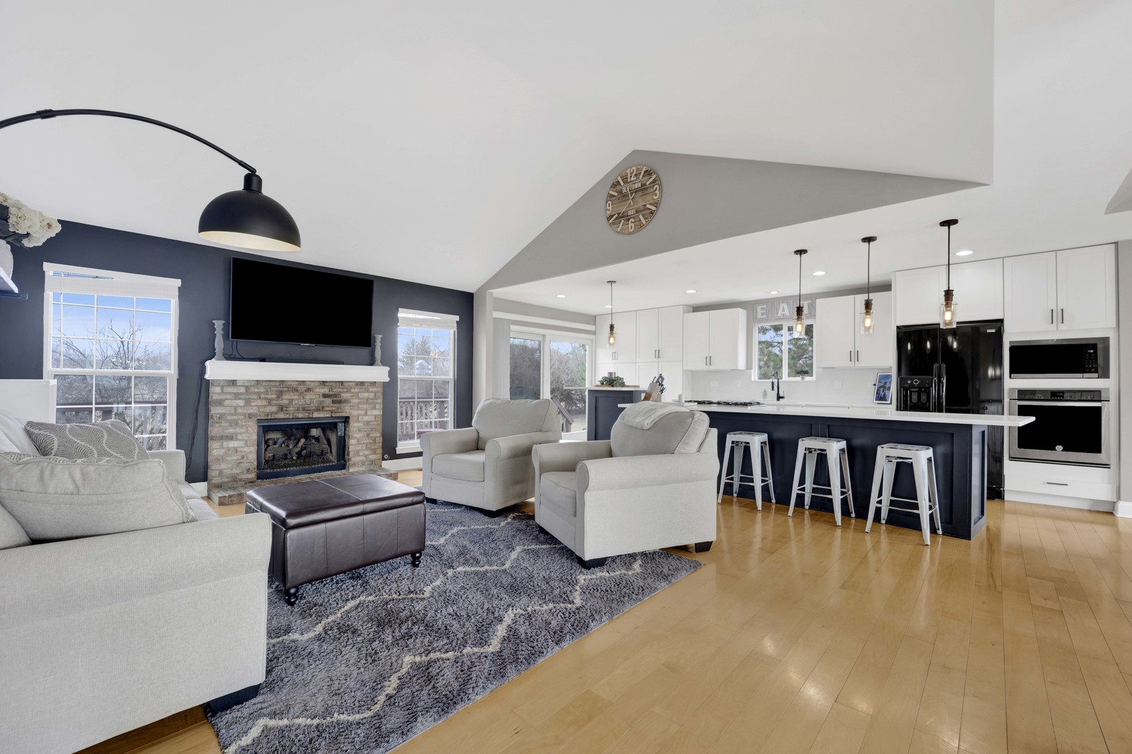 81 Parkside Court, North Aurora, IL 60542