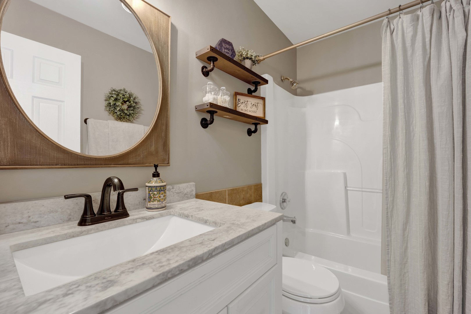 81 Parkside Court, North Aurora, IL 60542