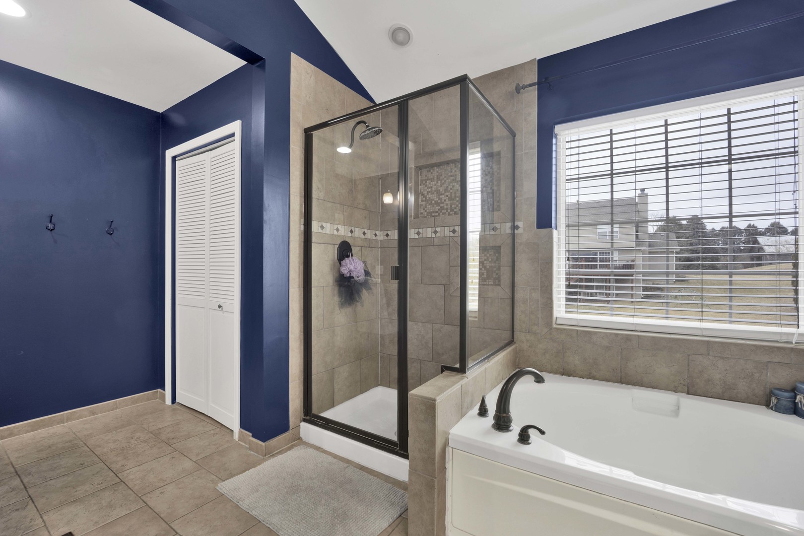 81 Parkside Court, North Aurora, IL 60542