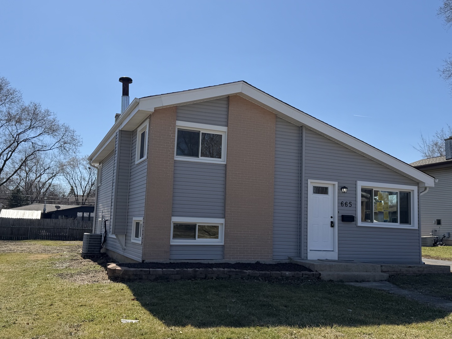 665 Easy Street, Glendale Heights, IL 60139