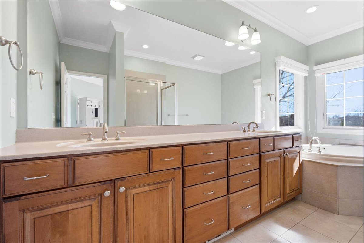 2711 Radbourne Drive, Bloomington, IL 61704