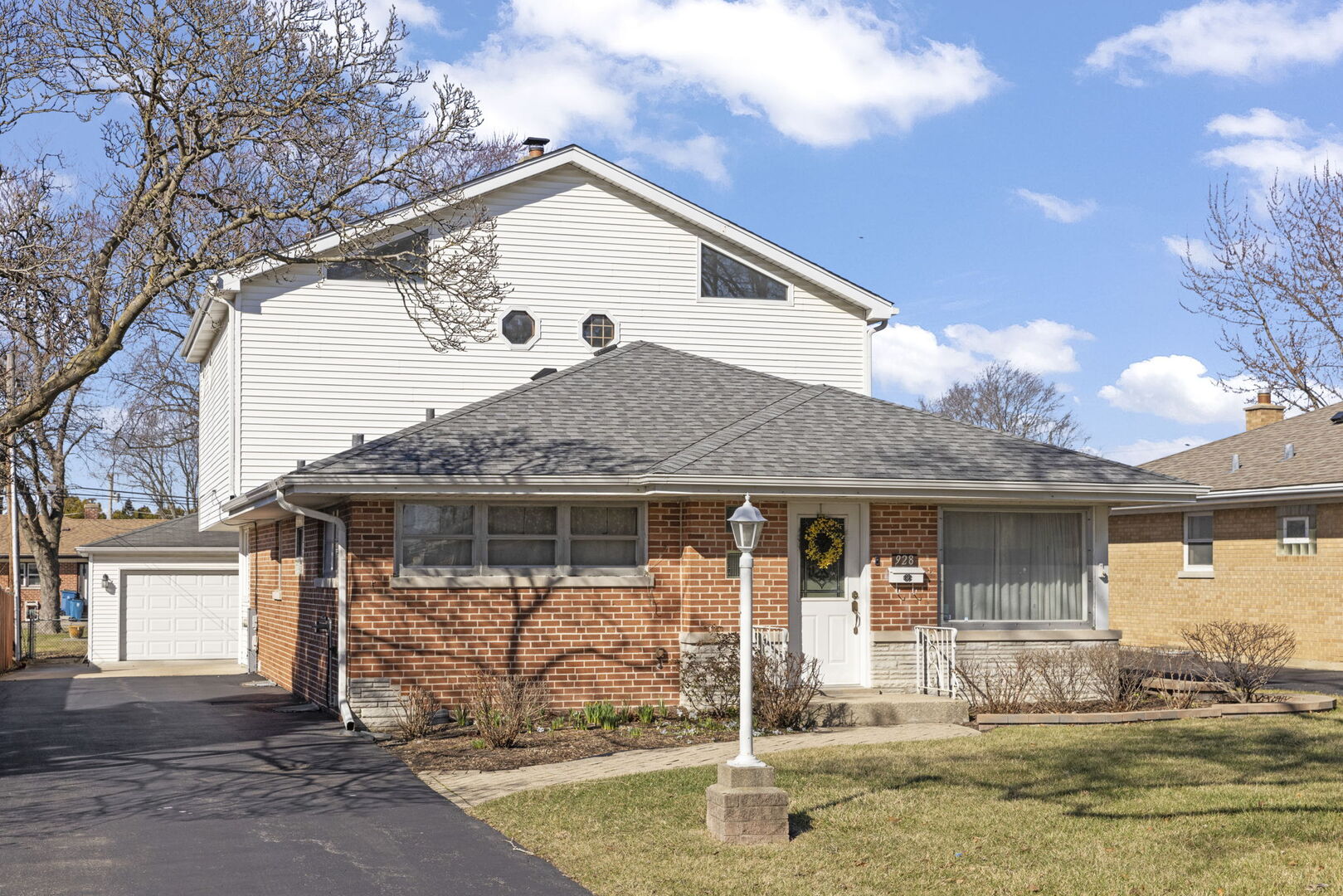 928 S Hillcrest Avenue, Elmhurst, IL 60126