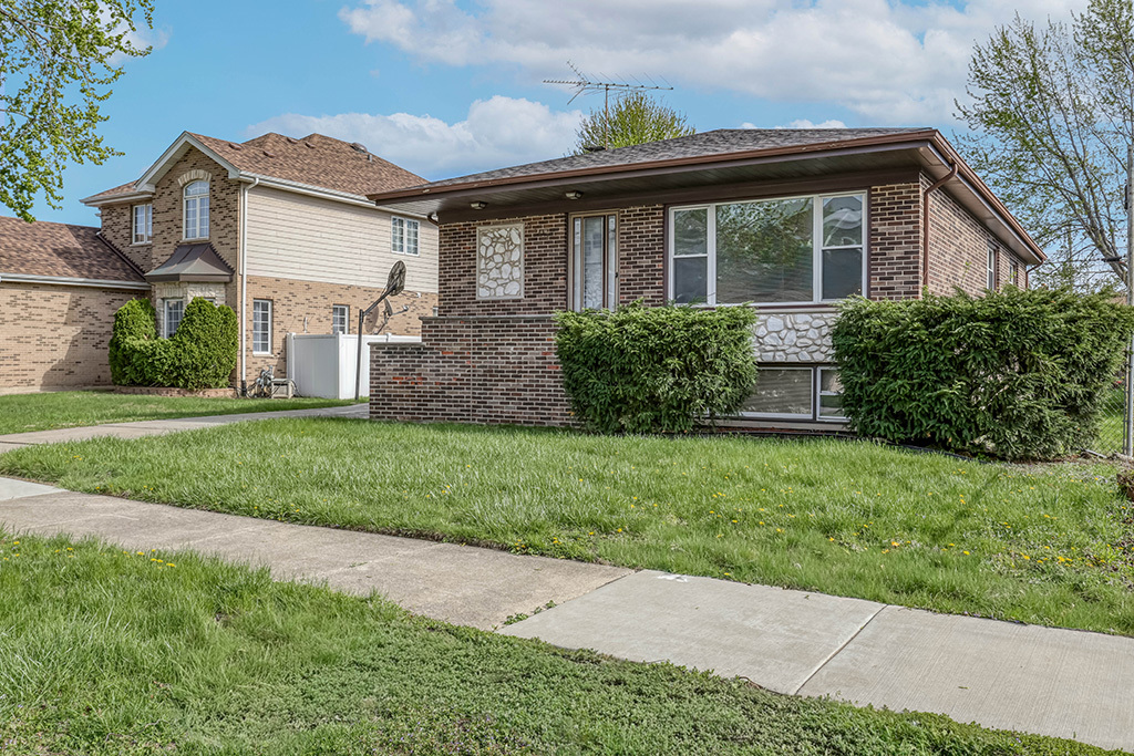 5707 W 90th Place, Oak Lawn, IL 60453