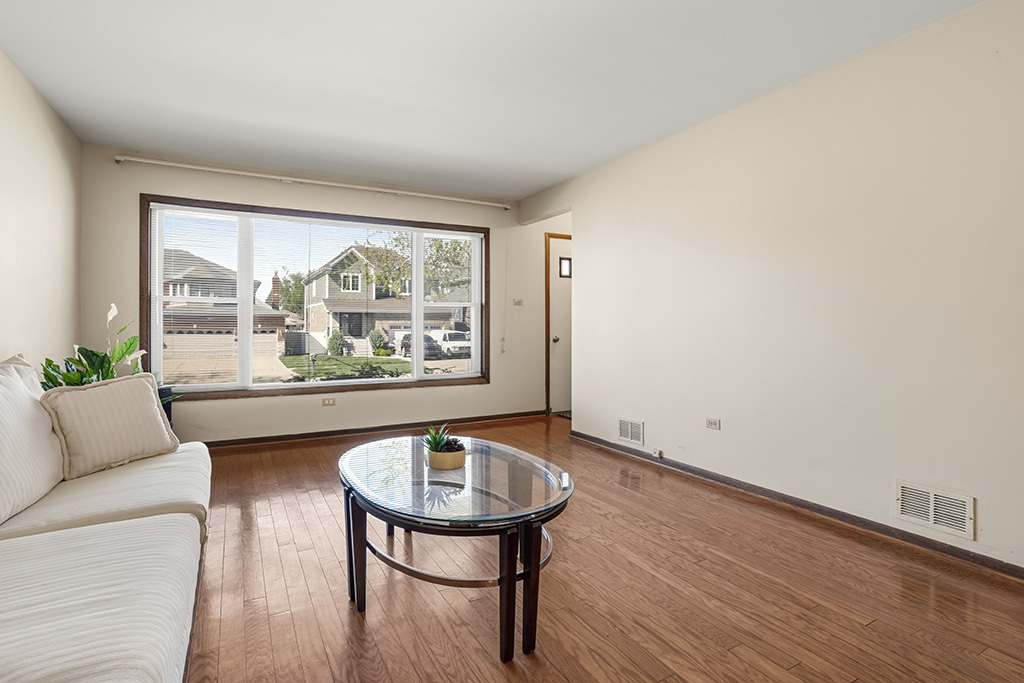 5707 W 90th Place, Oak Lawn, IL 60453