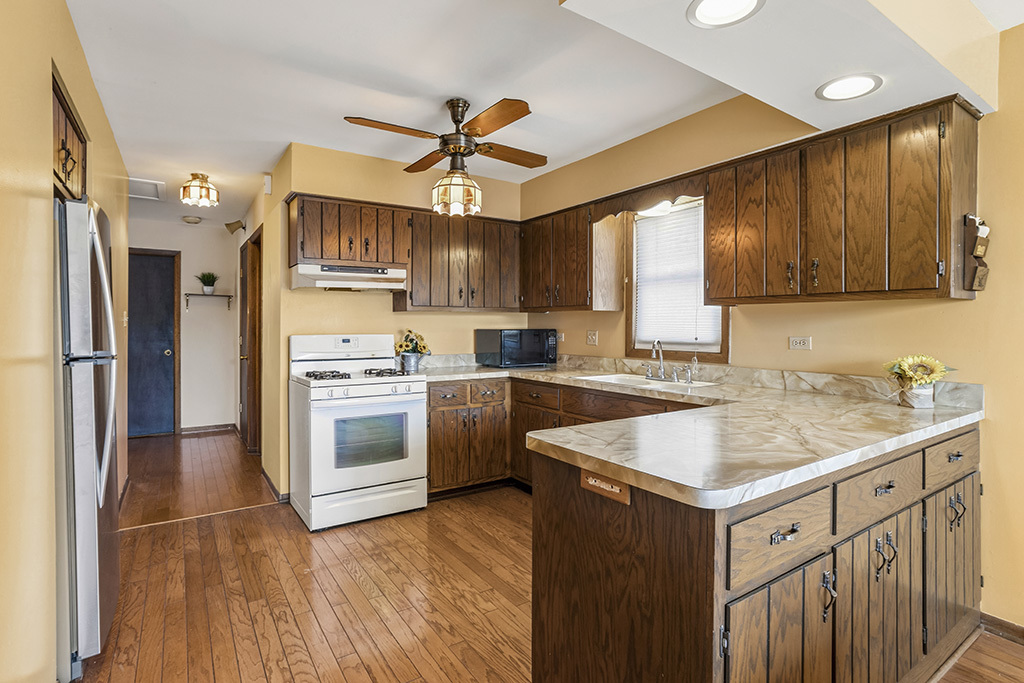 5707 W 90th Place, Oak Lawn, IL 60453