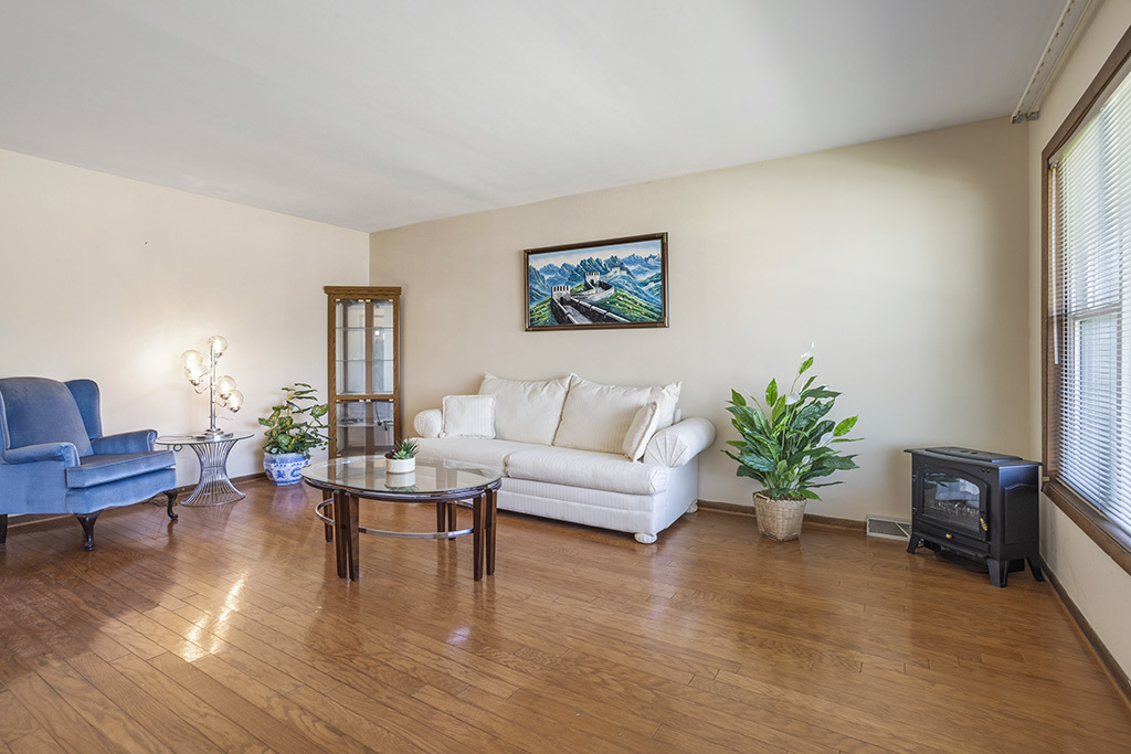 5707 W 90th Place, Oak Lawn, IL 60453