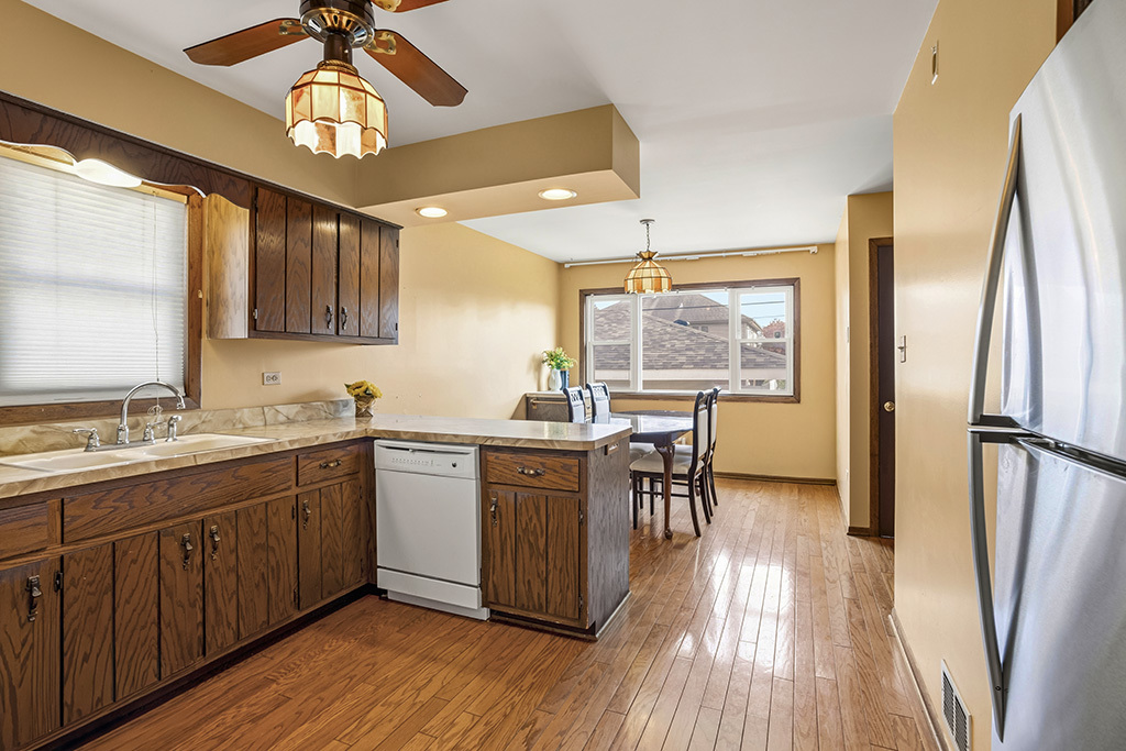 5707 W 90th Place, Oak Lawn, IL 60453