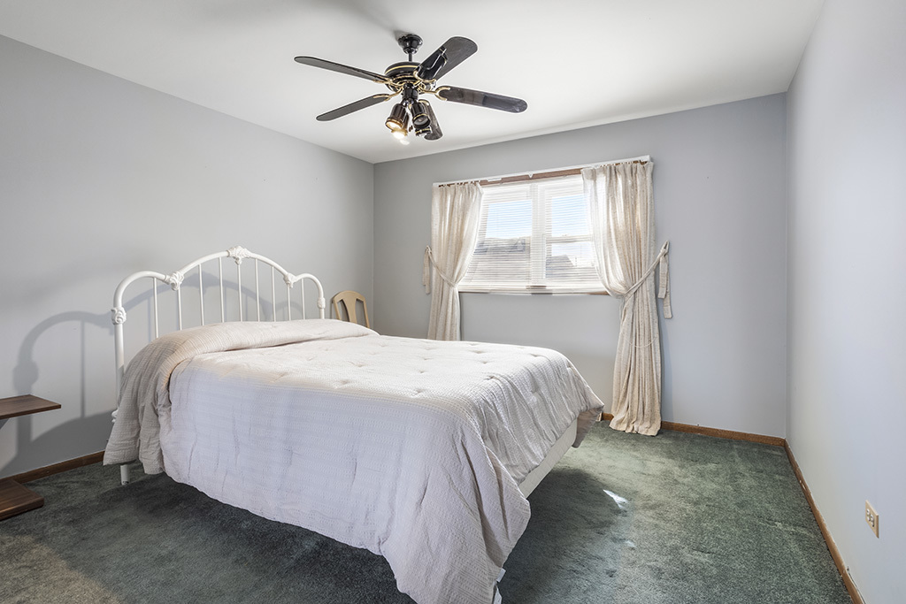 5707 W 90th Place, Oak Lawn, IL 60453