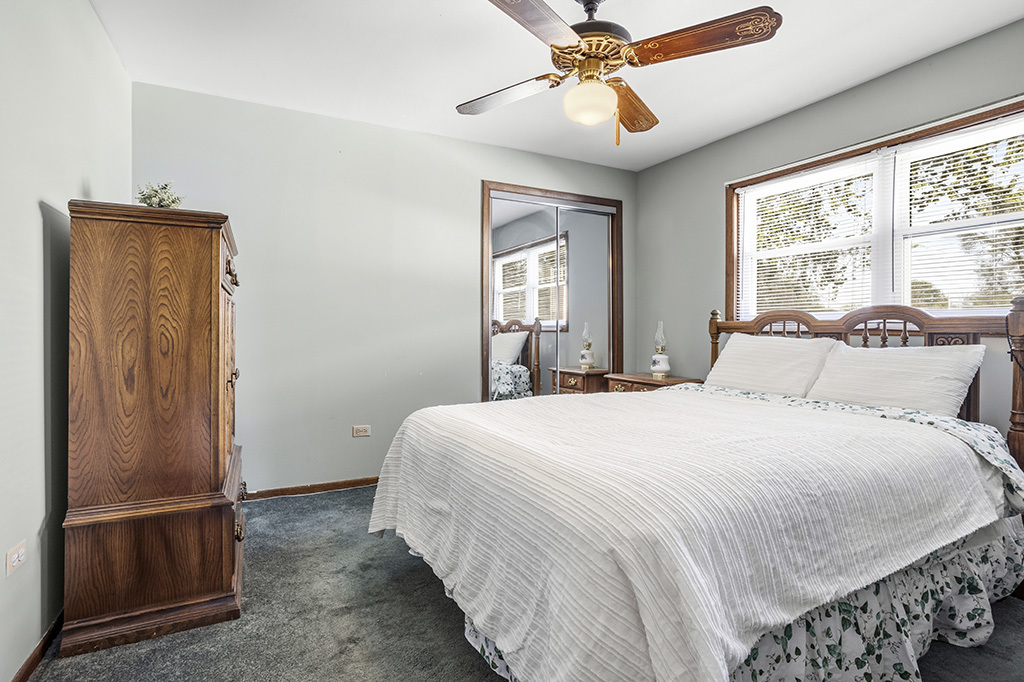 5707 W 90th Place, Oak Lawn, IL 60453