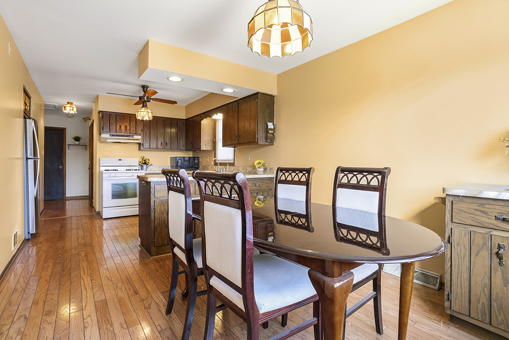 5707 W 90th Place, Oak Lawn, IL 60453