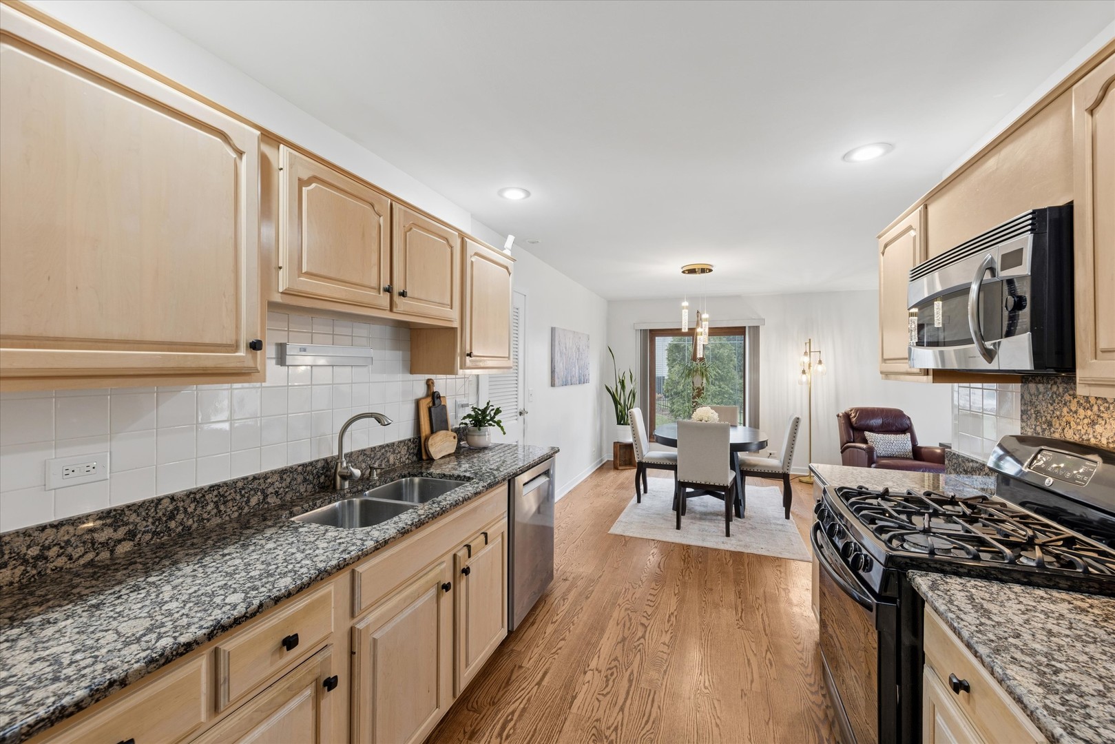 23W302 Cambridge Court, Glen Ellyn, IL 60137