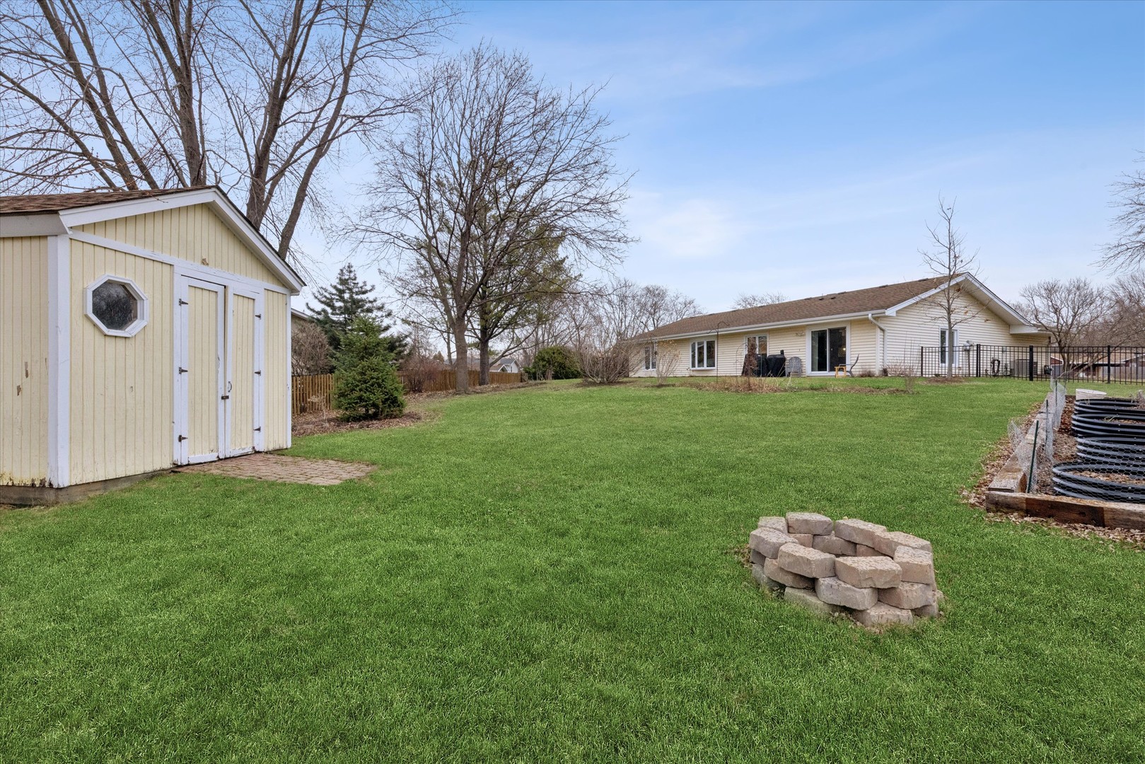 23W302 Cambridge Court, Glen Ellyn, IL 60137