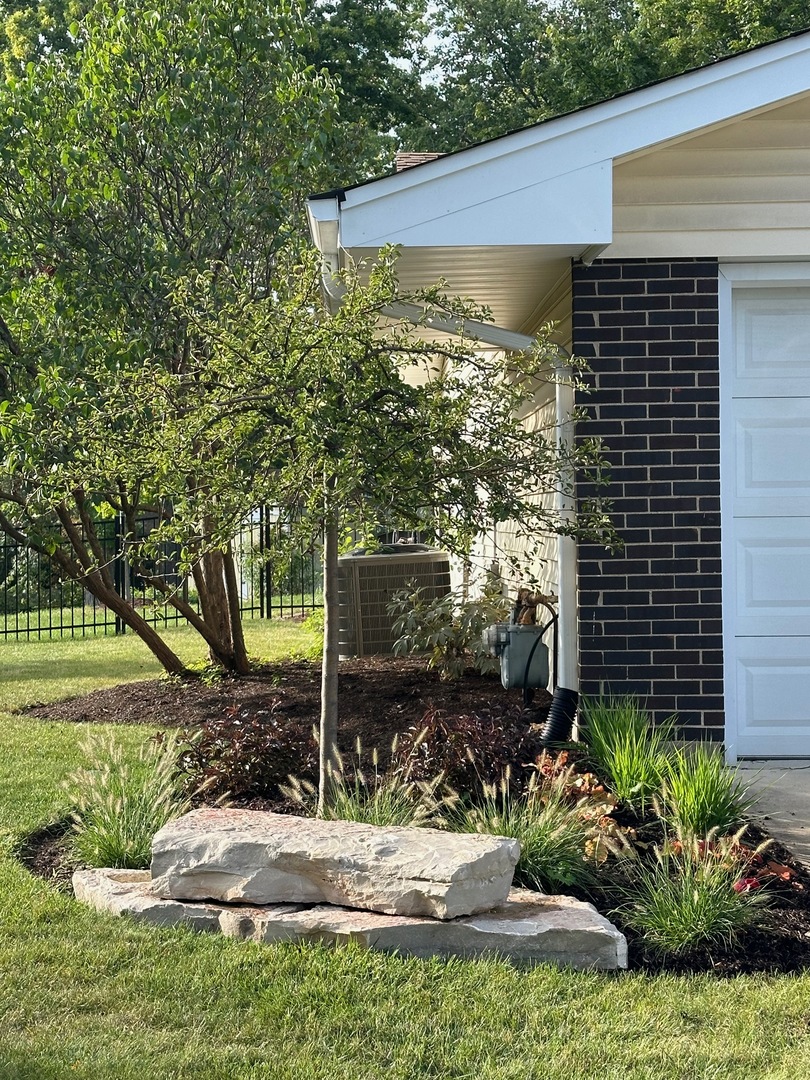 23W302 Cambridge Court, Glen Ellyn, IL 60137