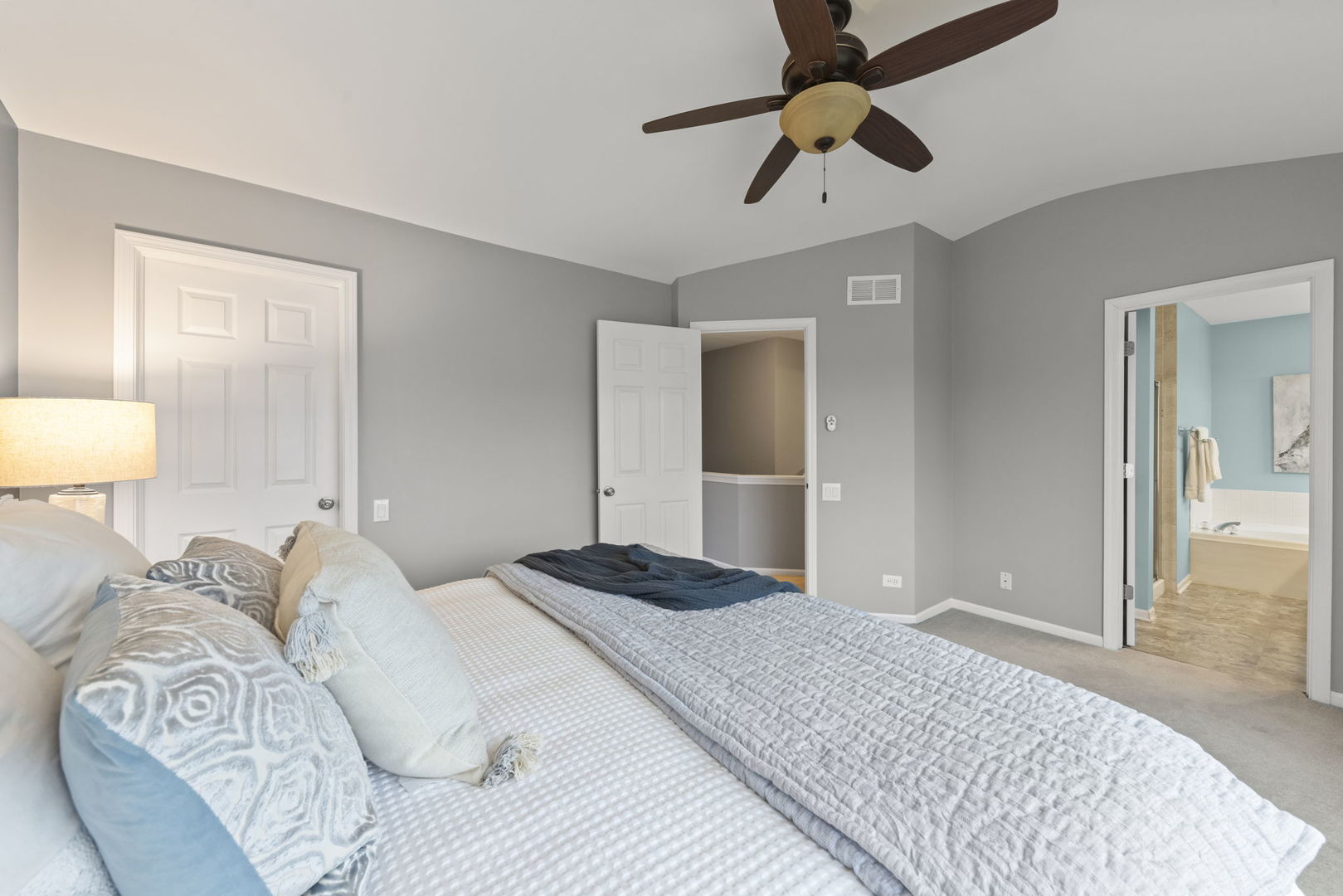 1371 E Braymore Circle, Naperville, IL 60564