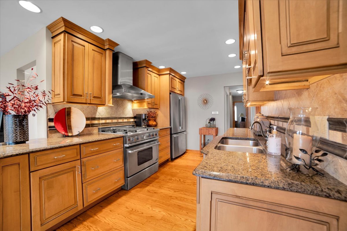 2S168 Mayfield Lane, Glen Ellyn, IL 60137