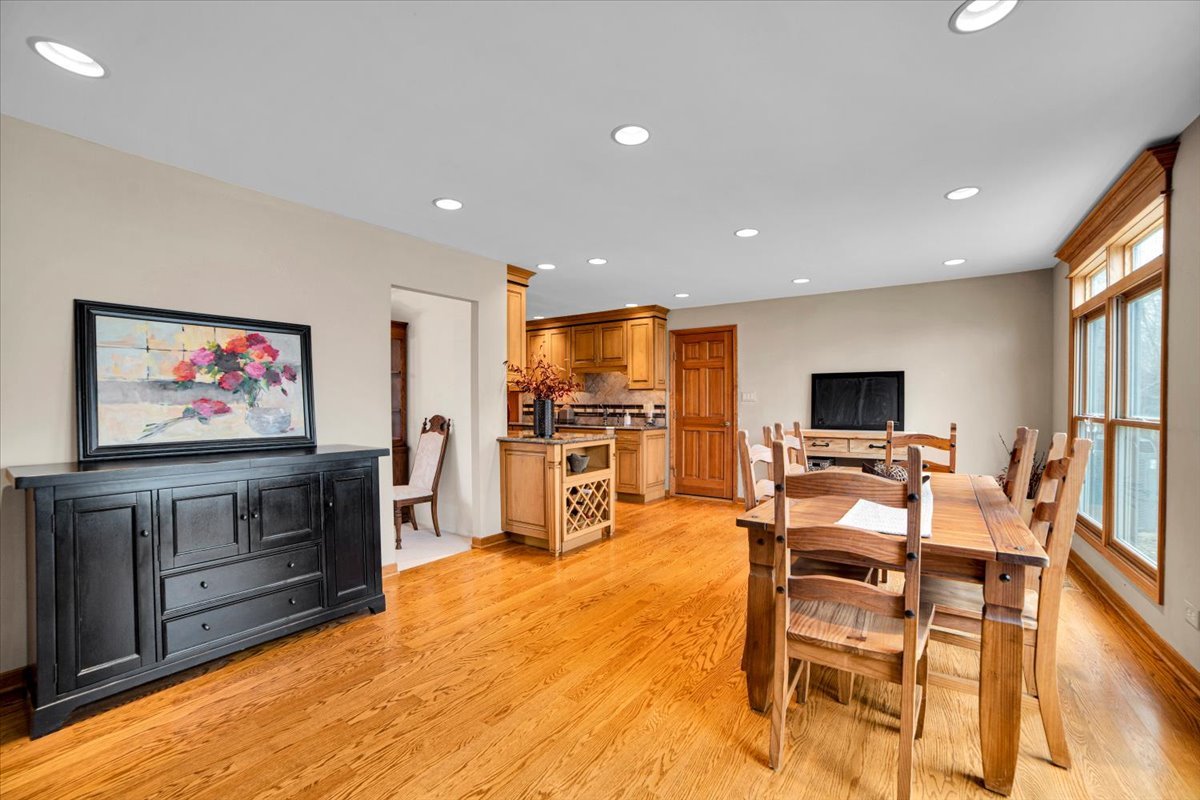 2S168 Mayfield Lane, Glen Ellyn, IL 60137