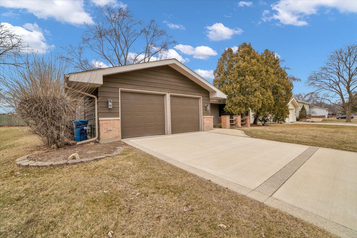 2S168 Mayfield Lane, Glen Ellyn, IL 60137