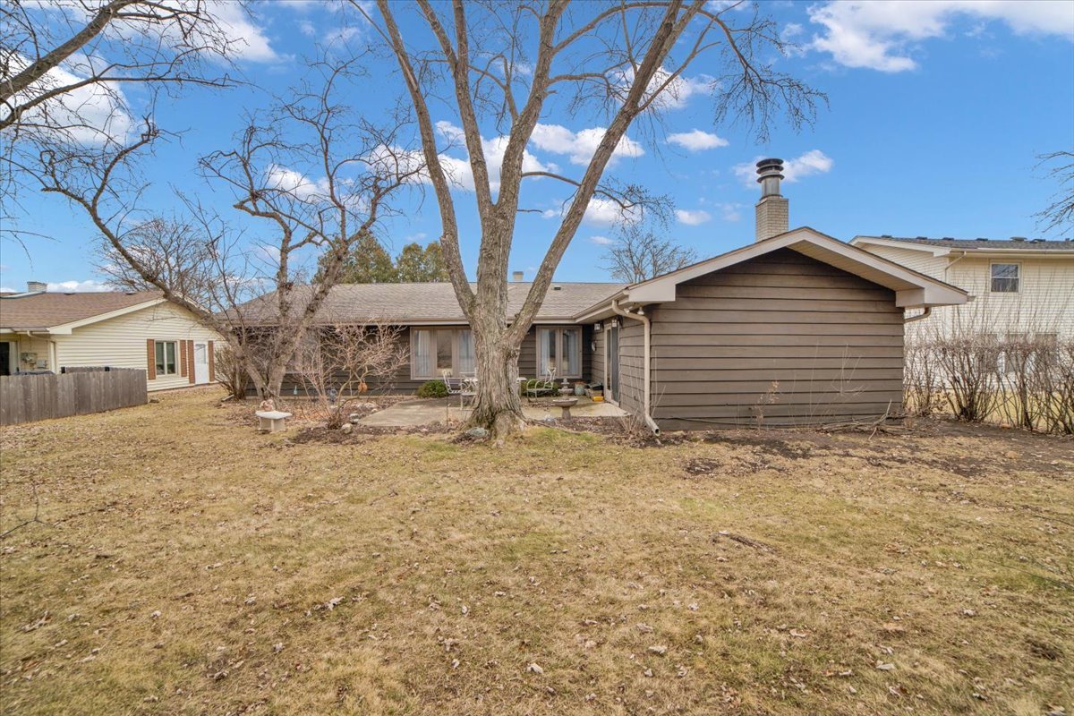 2S168 Mayfield Lane, Glen Ellyn, IL 60137