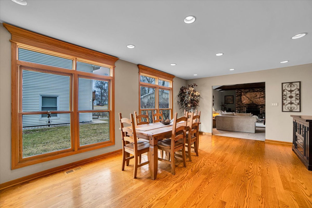 2S168 Mayfield Lane, Glen Ellyn, IL 60137