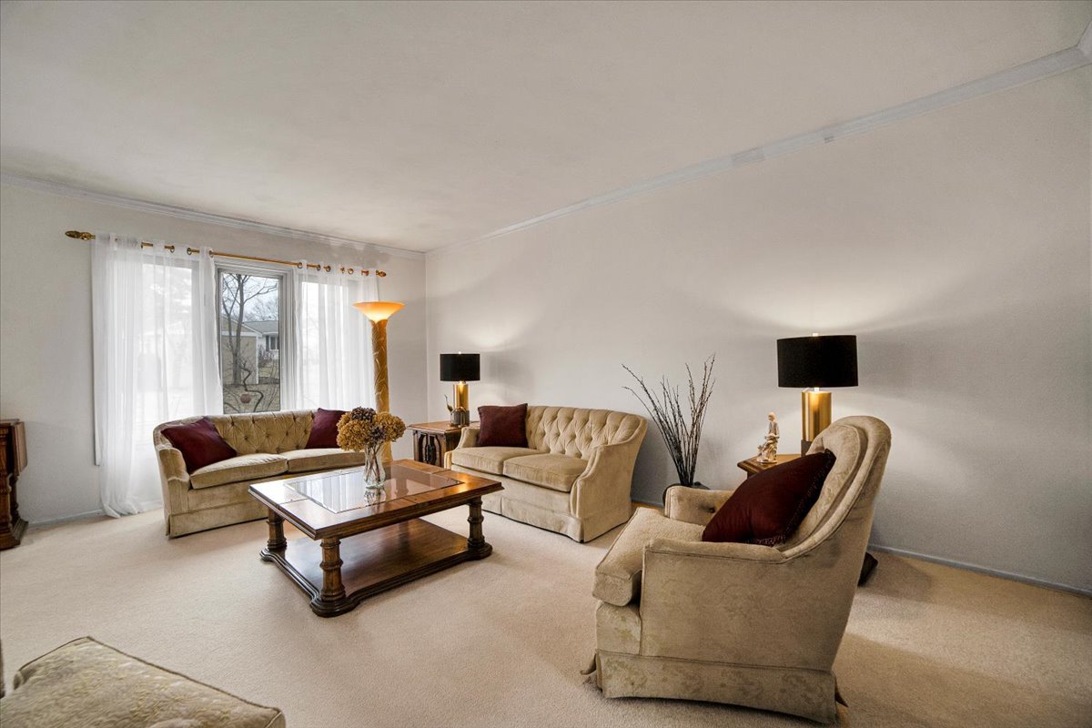 2S168 Mayfield Lane, Glen Ellyn, IL 60137