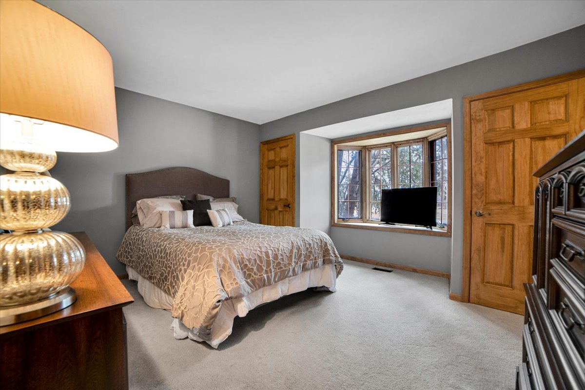 2S168 Mayfield Lane, Glen Ellyn, IL 60137