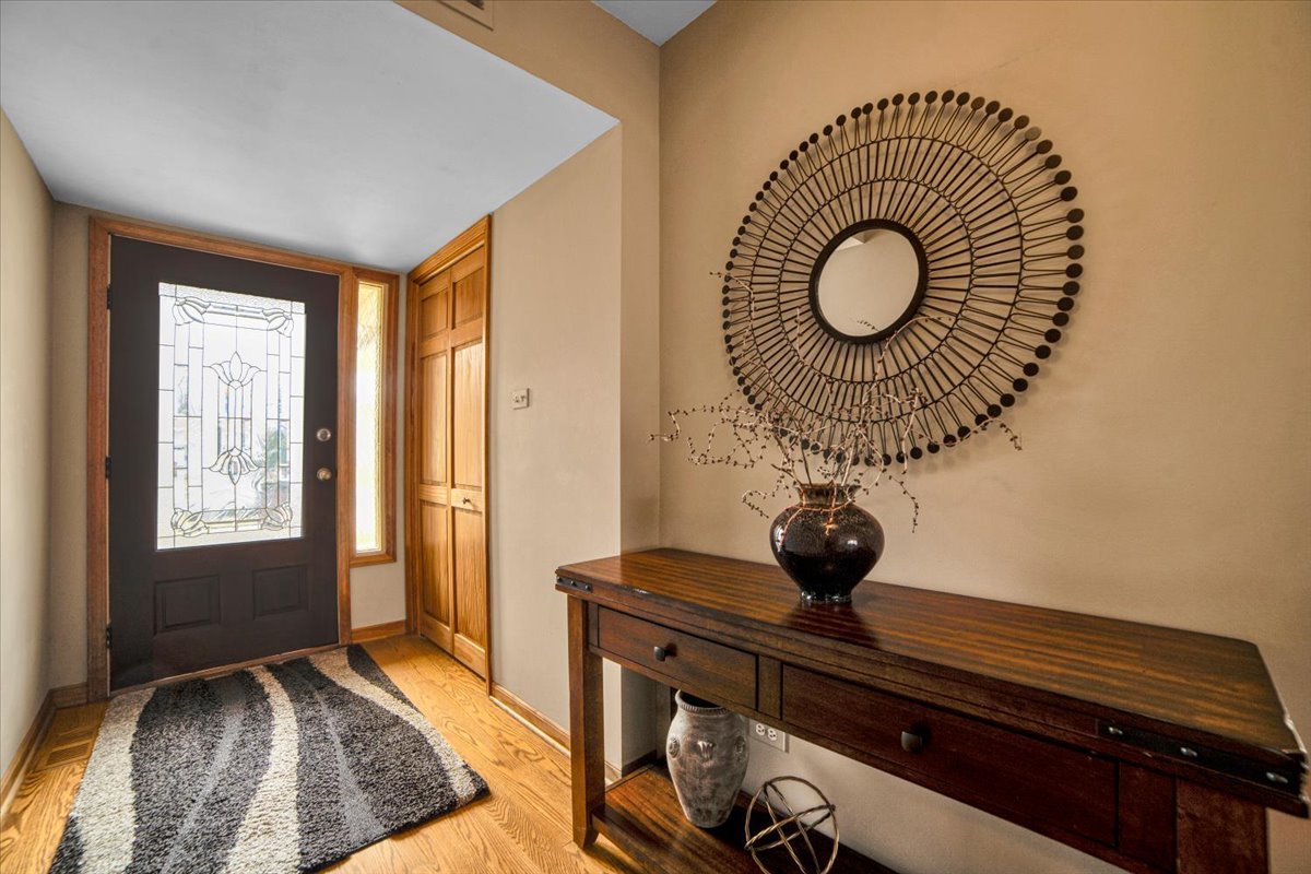 2S168 Mayfield Lane, Glen Ellyn, IL 60137