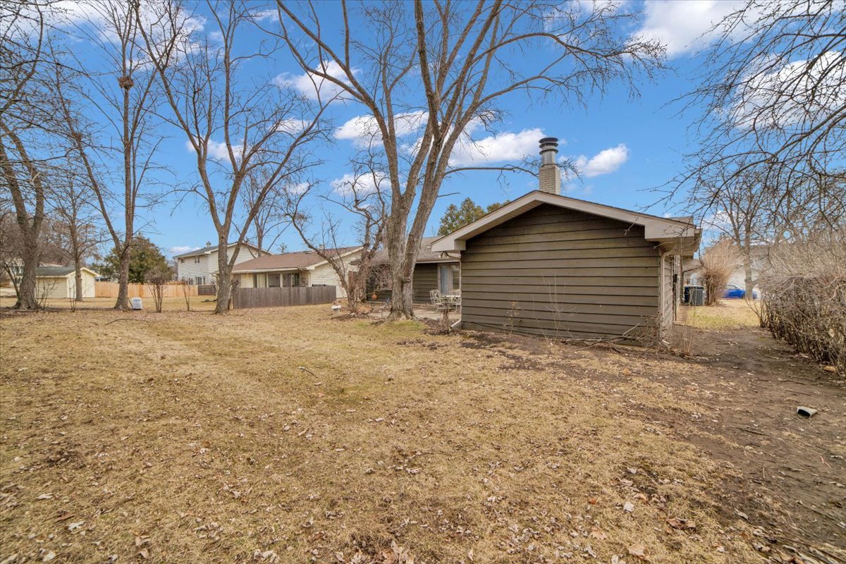 2S168 Mayfield Lane, Glen Ellyn, IL 60137