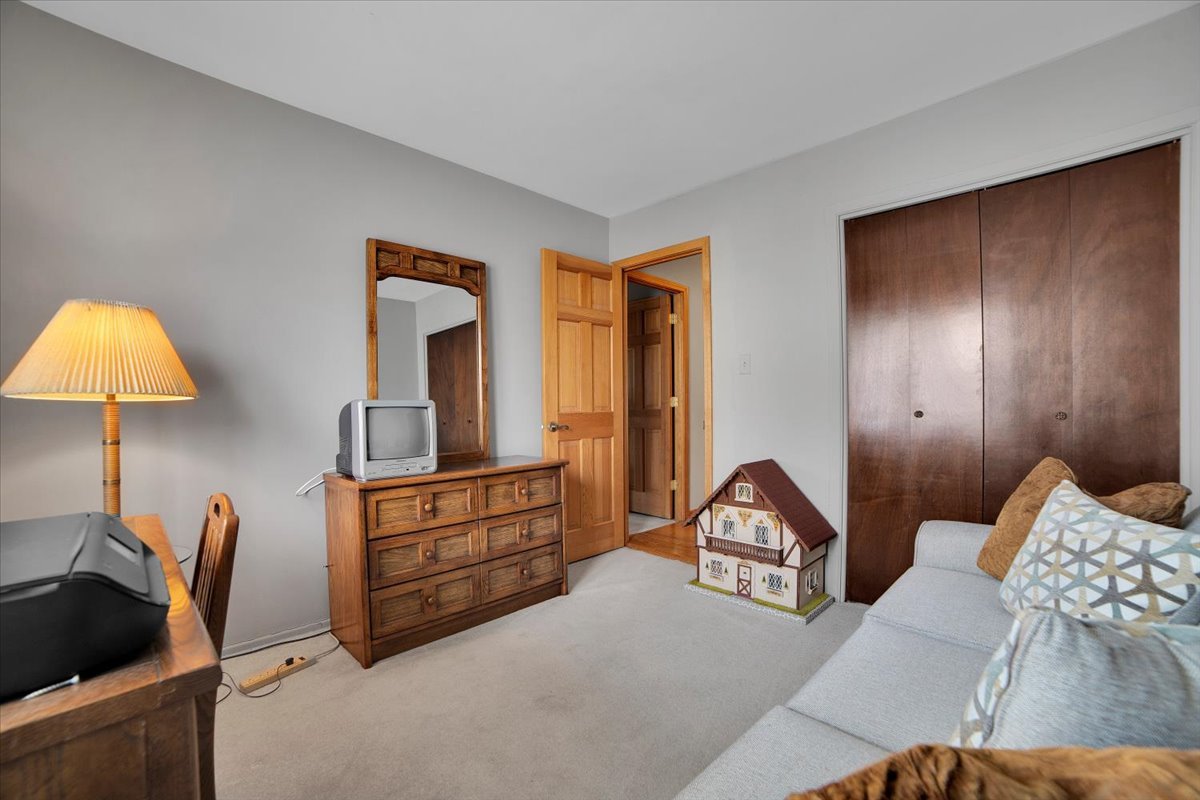 2S168 Mayfield Lane, Glen Ellyn, IL 60137