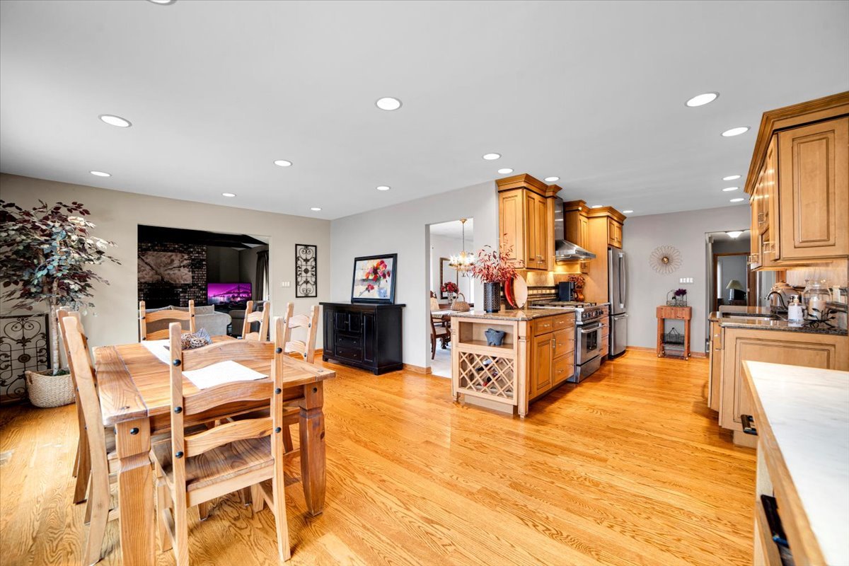 2S168 Mayfield Lane, Glen Ellyn, IL 60137