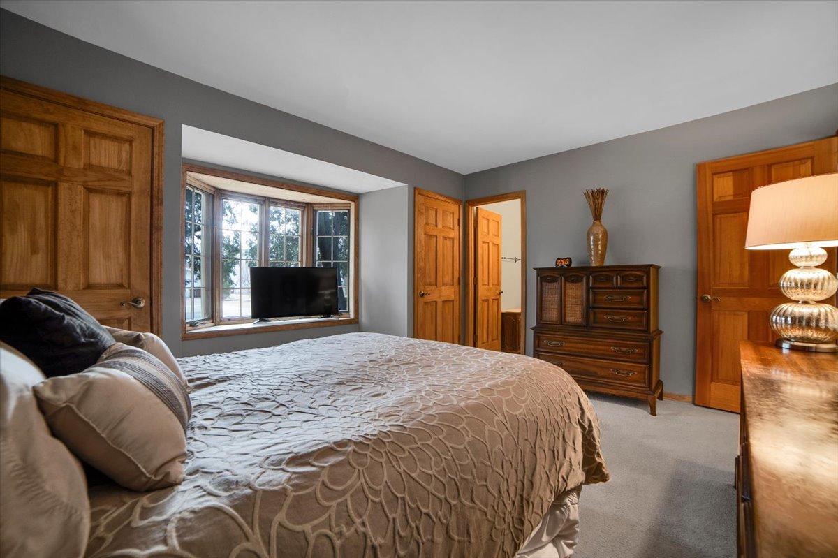 2S168 Mayfield Lane, Glen Ellyn, IL 60137