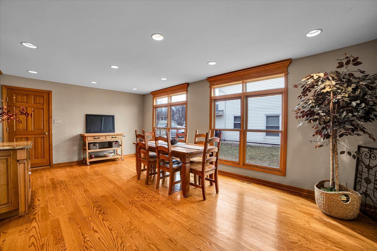 2S168 Mayfield Lane, Glen Ellyn, IL 60137