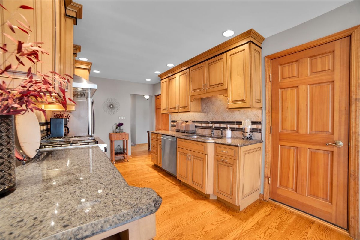 2S168 Mayfield Lane, Glen Ellyn, IL 60137