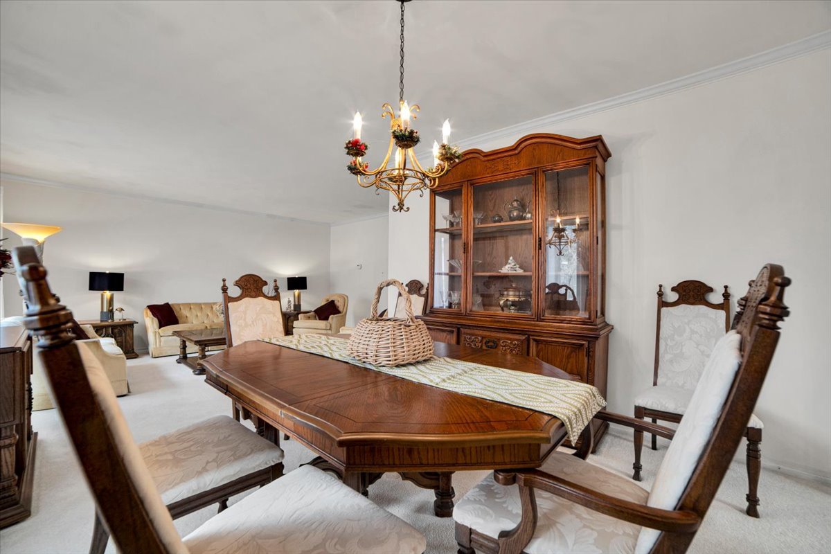 2S168 Mayfield Lane, Glen Ellyn, IL 60137