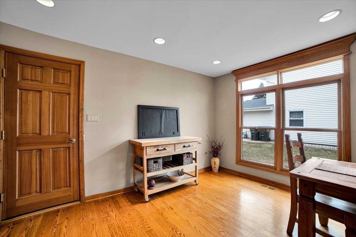 2S168 Mayfield Lane, Glen Ellyn, IL 60137