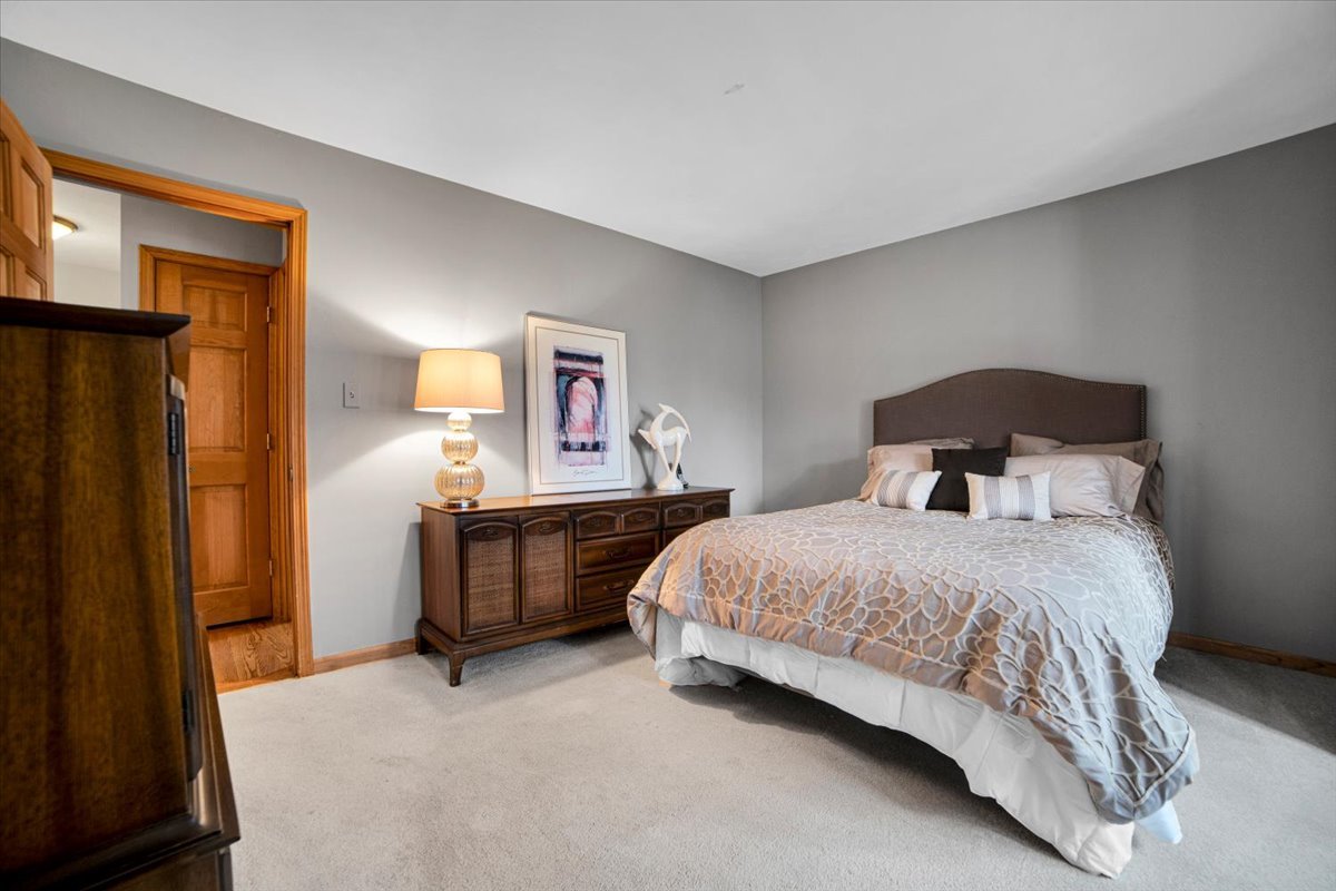 2S168 Mayfield Lane, Glen Ellyn, IL 60137