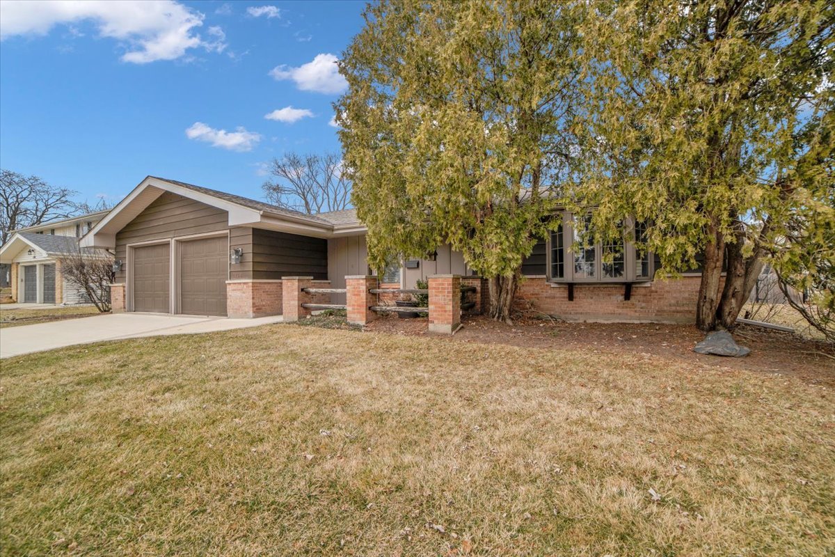 2S168 Mayfield Lane, Glen Ellyn, IL 60137