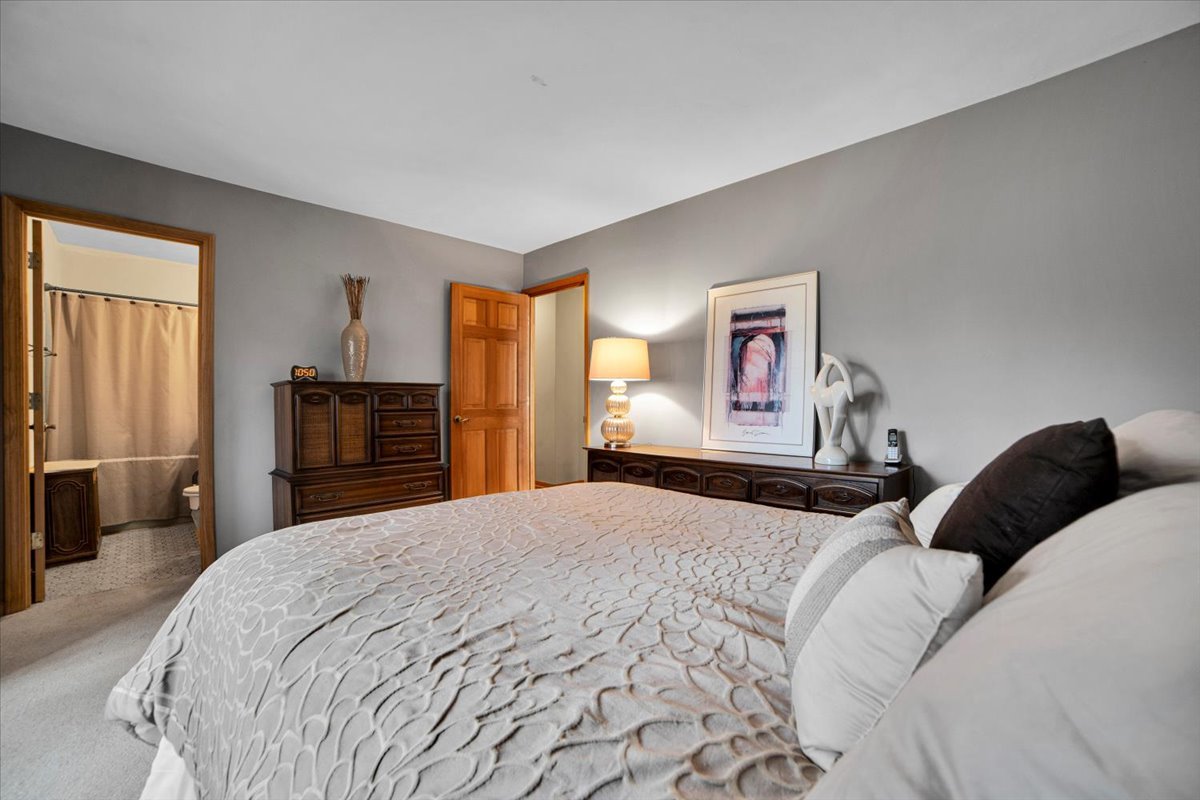 2S168 Mayfield Lane, Glen Ellyn, IL 60137