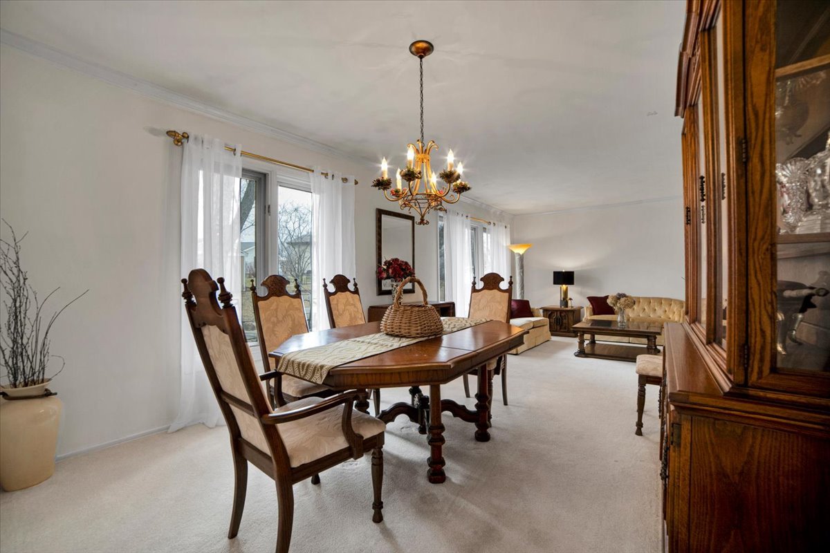 2S168 Mayfield Lane, Glen Ellyn, IL 60137