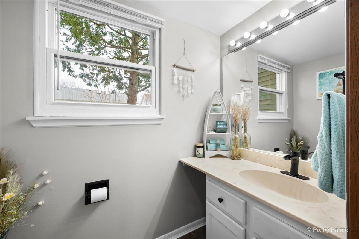 6 Juniper Court, Streamwood, IL 60107