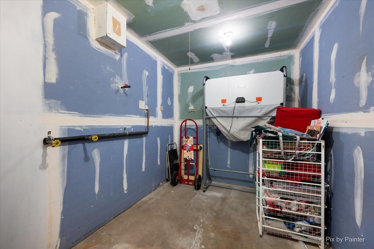 6 Juniper Court, Streamwood, IL 60107