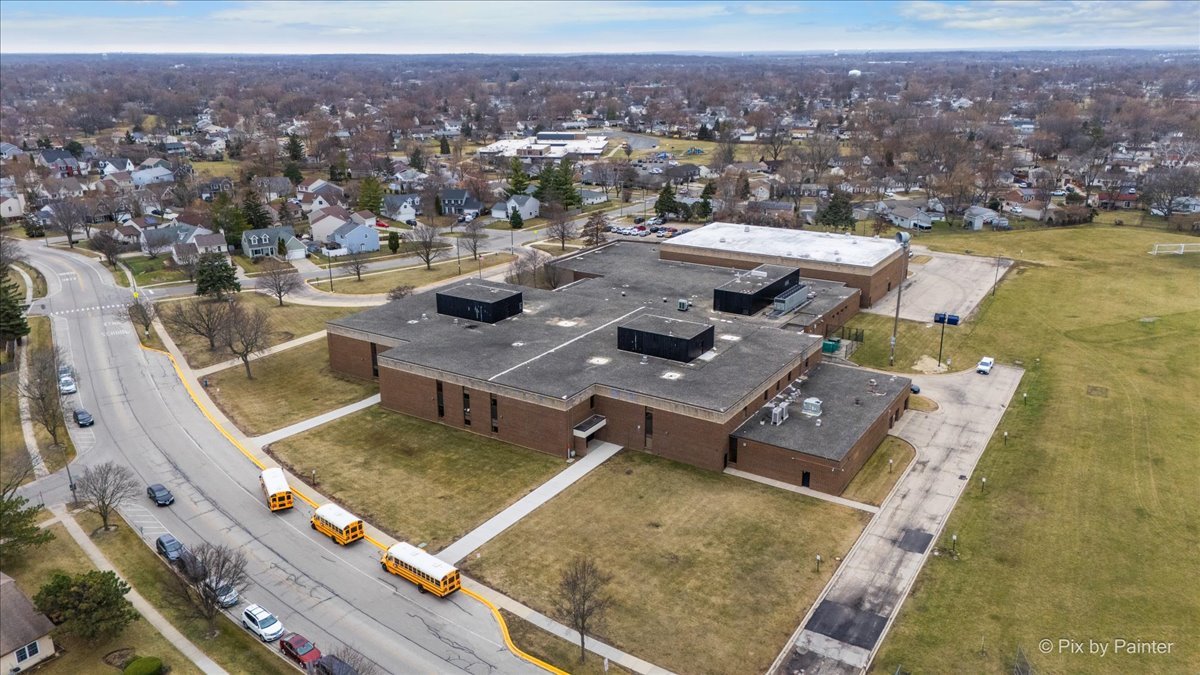 6 Juniper Court, Streamwood, IL 60107