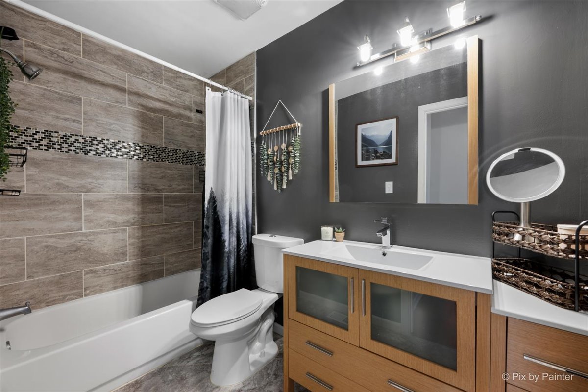 6 Juniper Court, Streamwood, IL 60107