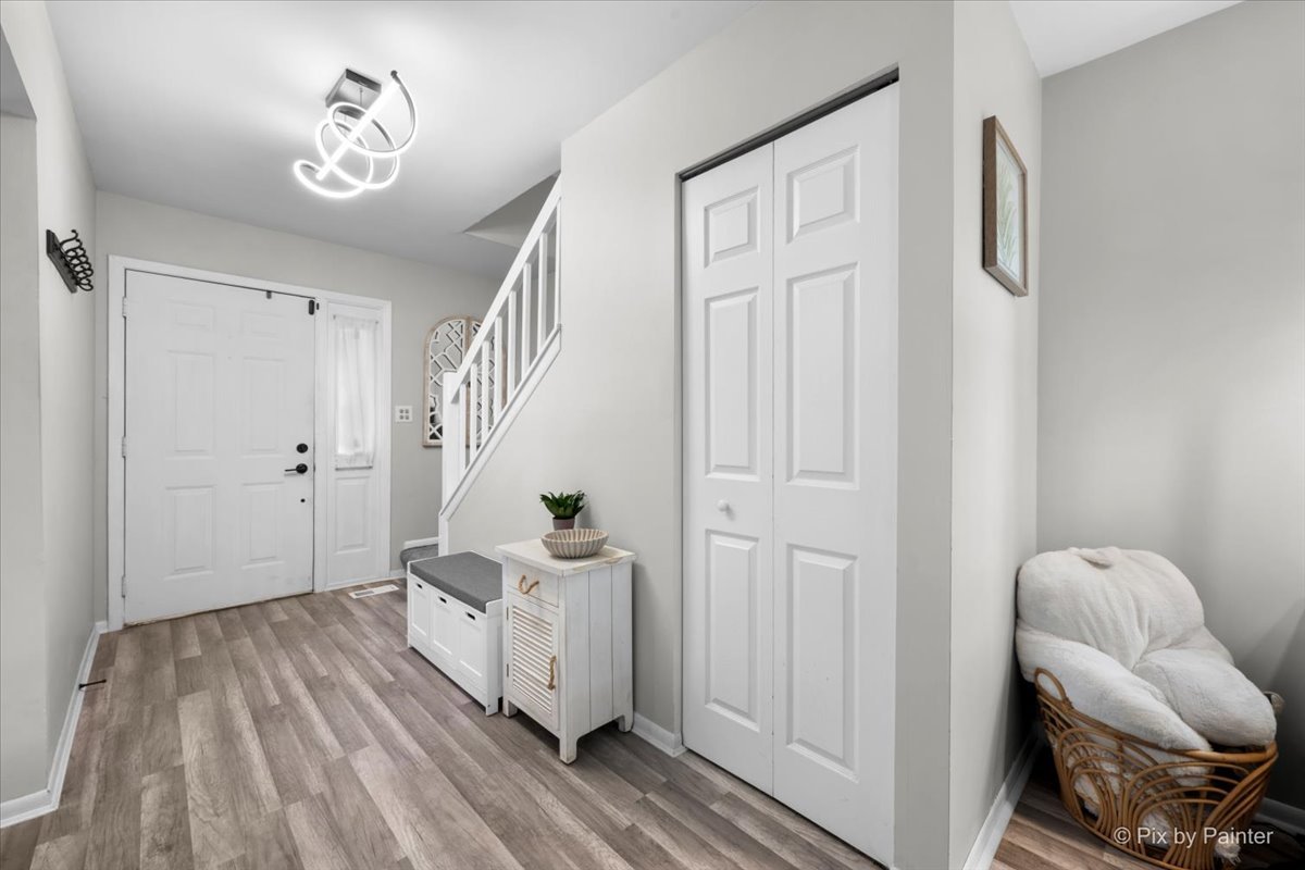 6 Juniper Court, Streamwood, IL 60107