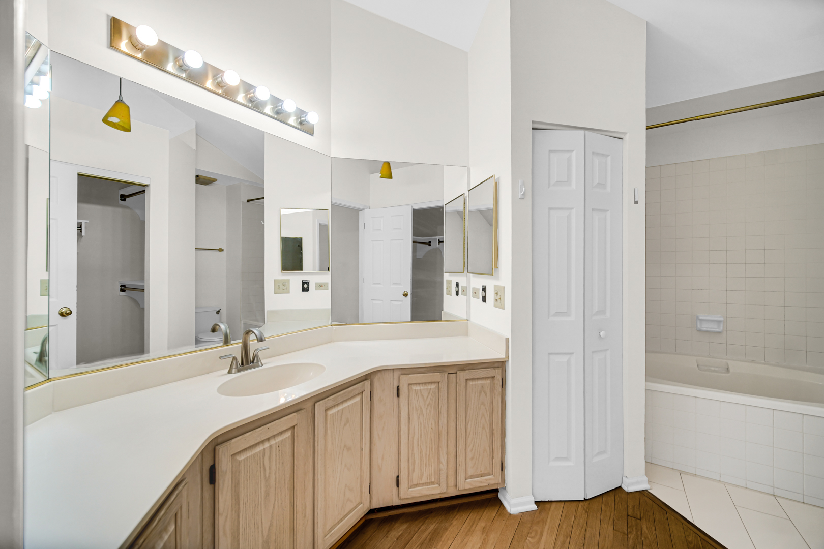 125 Stevens Drive, Schaumburg, IL 60173