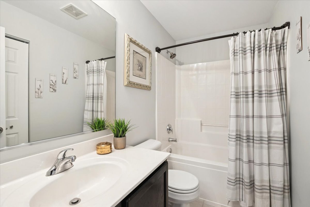 2190 Shadow Creek Court, Vernon Hills, IL 60061