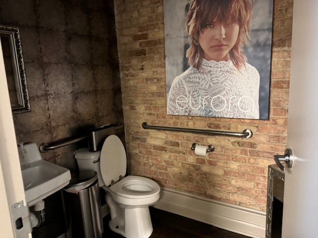 537 N Milwaukee Avenue, Libertyville, IL 60048