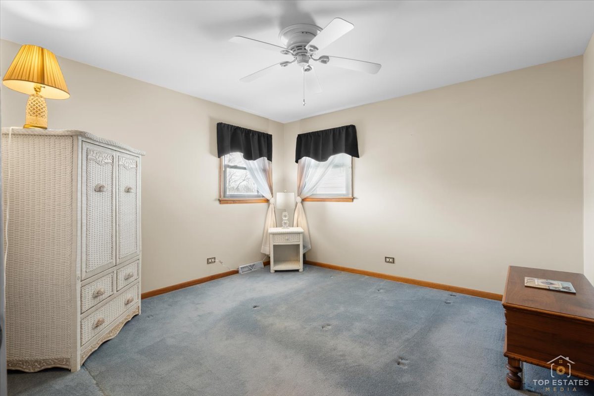 216 S Evergreen Avenue, Addison, IL 60101