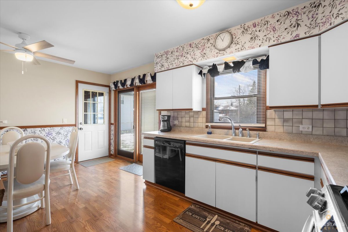 216 S Evergreen Avenue, Addison, IL 60101