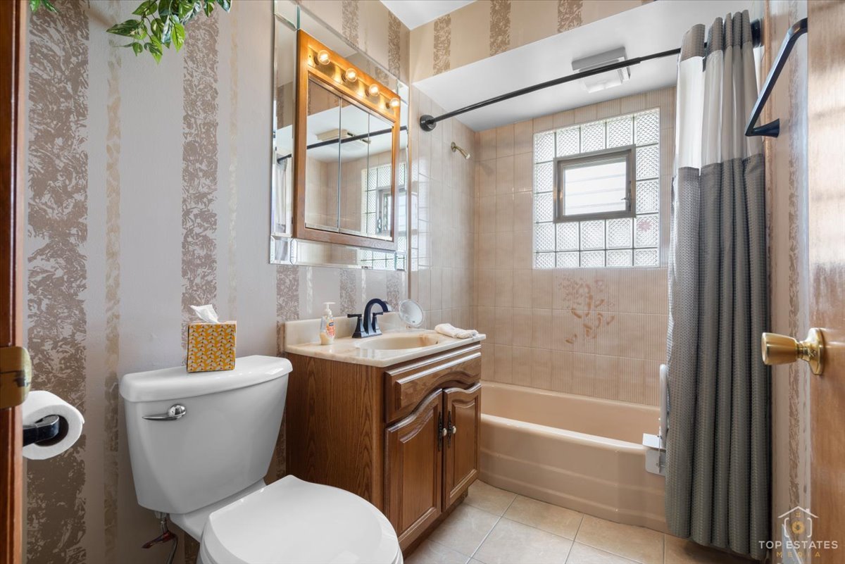 216 S Evergreen Avenue, Addison, IL 60101