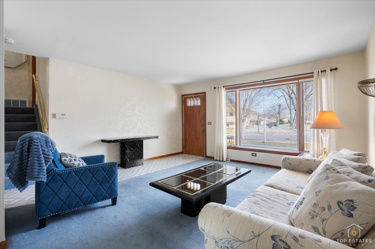 216 S Evergreen Avenue, Addison, IL 60101